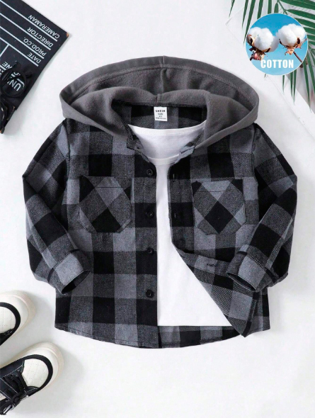Talla: 6Y  Chaqueta con capucha de cuadros para niño.