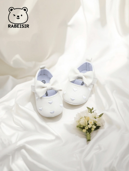 Talla: EU18. Zapatos para bebés, con decoración bordada en forma de corazón.