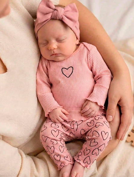 Talla: 6-9M. Conjunto de ropa para recién nacida con blusa y pantalón.