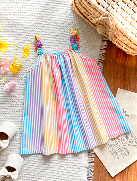 Talla: 6-9M.  Vestido de línea  a rayas con parches de flores.