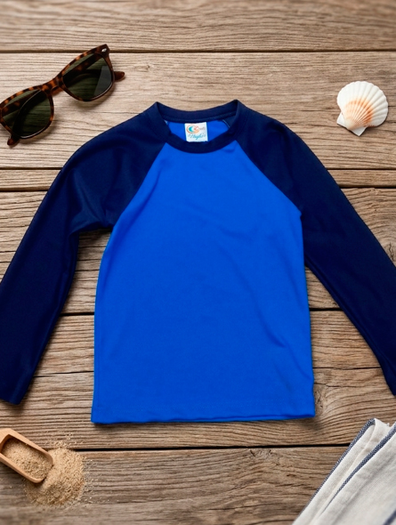 Talla: 2T. Playera Azul ideal para la protección solar.